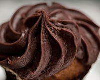 Avec cette crème toute simple et facile a réaliser pour pourrez décorer de nombreux desserts, bûche, cup cakes. Vous pouvez bien sûr la réaliser également avec du chocolat…