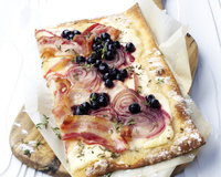 Tarte flambée avec des myrtilles sauvages