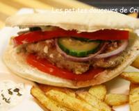 Pain pita garni d'un steak haché d'agneau à la fêta et de légumes croquants.