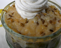 Coeurs d'artichauts sur une crème d'olive noire gratinés au parmesan et graines de fenouil. A servir tiède, en entrée, accompagné de sa chantilly au fenouil. Etonnement…