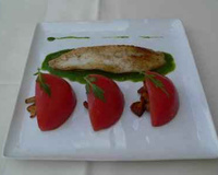 Aiguillette de Saint-Pierre rôti, pistou de roquette à l'huile de noix, girolles et tomates marinées