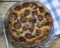 Il y a des années ou les prunes sont abondantes, c'est le moment de faire un joli gâteau moelleux ! Prunes Dente, quetsches ou mirabelles, tout marche !