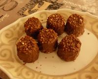 Une glace au chocolat légère avec des morceaux de rochers chocolat.
