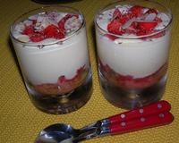 Une verrine avec Mascarponne, fraises et quelque biscuits!