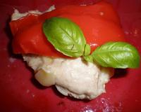 Escalopes de poulet au four parfumés à la canelle et farcies au chêvre, cuites en papillotes avec un poivron rouge.