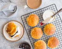 Pas de tea time sans scones en Grande-Bretagne. On les retrouve dans n'importe quel salon de thé, que ce soir dans un village ou dans les villes. Ils sont vraiment…