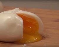 L'oeuf mollet est un excellent compromis entre l'oeuf dur et l'oeuf à la coque. Il est cuit dans l'eau bouillante et dans sa coquille, pour cuire le blanc et laisser…