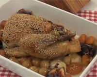 Une pintade délicieusement rôtie au miel, accompagnée d'abricots, de raisins et de figues. Une alliance parfaite pour un repas savoureux.