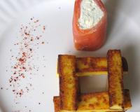 Un roulé de filet de truite fumée garni d'une crème de roquefort accompagné de frite de polenta où une part du beurre est remplacé…