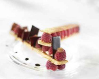 Baguette de framboises croustillantes à la verveine, sorbet hibiscus