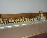 Des biscuits, bonbons assemblés pour former une gare et son train.