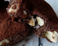 Un délicieuse petite douceur à placer sur vos tables de fêtes ou au moment du café. Pâte de chocolat très moelleuse relevée par des noisettes croustillantes.