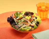 Une excellente salade à base de poulet rôti et de bâtonnets d'emmental qui ravira petits et grands !
