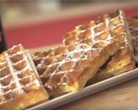 Rien ne peut remplacer de bonnes gaufres, moelleuses, gourmandes et croustillantes... Une recette parfumée ultra-simple et rapide à préparer !