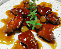 Suprêmes de canetons caramélisés au miel d'acacia et épices.