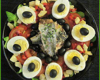 Salade complète avec sardines, artichauts, thon, œufs durs et crudités