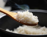 Ajouter quelques gouttes de cet ingrédient que l’on a tous dans sa cuisine permet à votre riz de ne jamais coller !