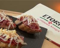 De jolies tartines de pain aux céréales, jambon de Bayonne et piquillos. Idéales pour l'apéritif et bien commencer le repas.