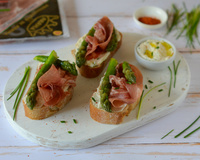 Bruschetta aux asperges et au jambon de Parme