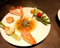 Une gelée douce et parfumée, des légumes croquants et les fruits de mer fondants.
