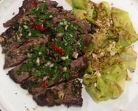 Bavette de boeuf sauce chimichurri et poireaux grillés