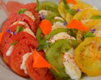 Ce n'est pas pour rien que ce plat à fait le tour du monde. La véritable mozzarella s'accorde parfaitement avec la tomate, l'huile d'olive et le basilic