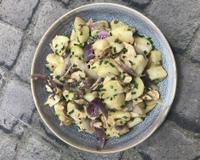 La salade de pommes de terre est un grand classique que l'on ne pense pas toujours à préparer. Cette version est simple et économique. Parfait à…