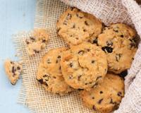 Il est tout à fait possible de préparer des cookies sans oeufs. Dans notre recette, c’est la banane écrasée qui va remplacer l’oeuf. 