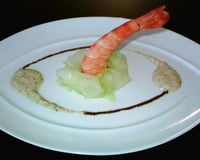 Gambas XL, concombre et yaourt épicé au basilic.