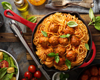 “Convivial, familial !” : Laurent Mariotte dévoile sa recette de spaghetti aux tomates et boulettes
