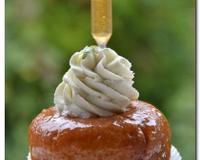 la recette d'un grand classique de la pâtisserie Française: le Baba avec une chanitilly vanillée, des zestes et du jus de citron vert et du jus de…