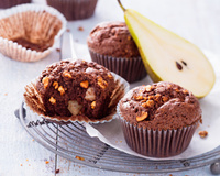 Muffins chocolat aux poires pochées et noisettes caramélisées