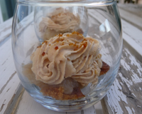 Une petite verrine avec un petit morceau de pain d'épices, suivie d'une compotée de poires et d'une mousse au foie gras. Absolument délicieux quand on a des invités pour…
