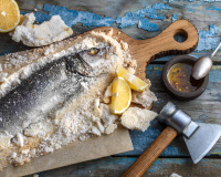 “Un mode de cuisson que j’adore” : pour votre menu du Nouvel An, faites la recette de  bar en croûte de sel d’Hélène Darroze