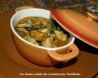 Des moules décoquillées, une sauce avec du pain