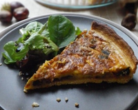 Une belle entrée chaude avec des chanterelles, marrons et potiron.