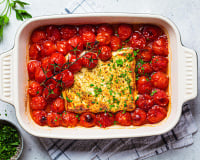 Le dîner parfait des retours de plage : cette feta rôtie aux tomates cerises se prépare en 3 minutes chrono