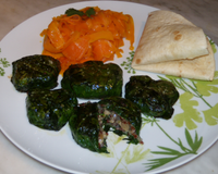 Des feuilles d'épinards farcis , comme des feuilles de vignes d'un mélange de quinoa rouge, lardons, raisins et herbes fraîches.