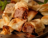 Dés de langue de bœuf et échalotes confites en feuille de brick