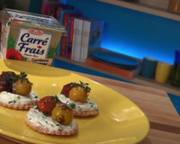 Tartelettes fines, Carré Frais aux herbes fraîches et tomates cerise confites au thym