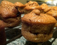 Muffins à la banane et aux noix de pécan caramélisées au sirop d'érable