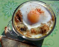 De délicieux oeufs cocotte sur un gratin de potiron épicé.