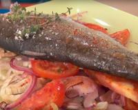 Pour changer un peu, cuisinons les truites au four, avec de petits légumes, c'est une recette saine et complète.