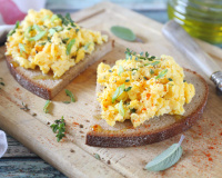 Œufs brouillés au four : la recette facile et sans galère pour un petit déj ou un brunch protéiné