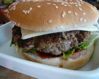 La recette des hamburgers classiques garnis de steaks hachés rehaussés de moutarde et d'épices.