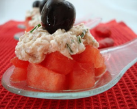 Une entrée simple et fraîche mais surtout facile à réaliser. D'un côté on a la pastèque fraiche et bien juteuse et de l'autre côté du thon au goût citronné, deux saveurs…
