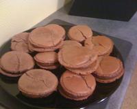 Délicieux macarons au chocolat avec une ganache au chocolat
