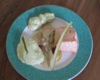 Saumon sur lit de pomme de terre, crème au reblochon et cèpes, mousse de courgettes