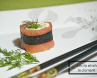 Rouleaux fins de saumon garnis de boursin ail et fines herbes et spagehetti de concombre.