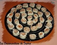 Voici de délicieux petits roulés au saumon tout simples à préparer ! N'achetez plus de gâteaux apéritifs, c'est bien meilleur !